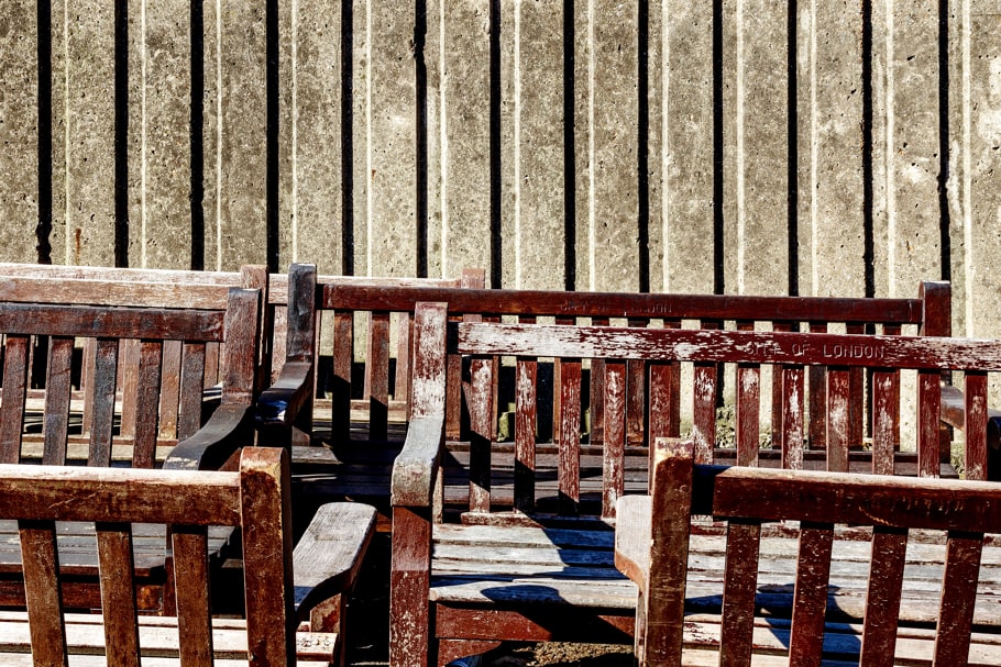 Des bancs pourrissant dans la ville de Londres.