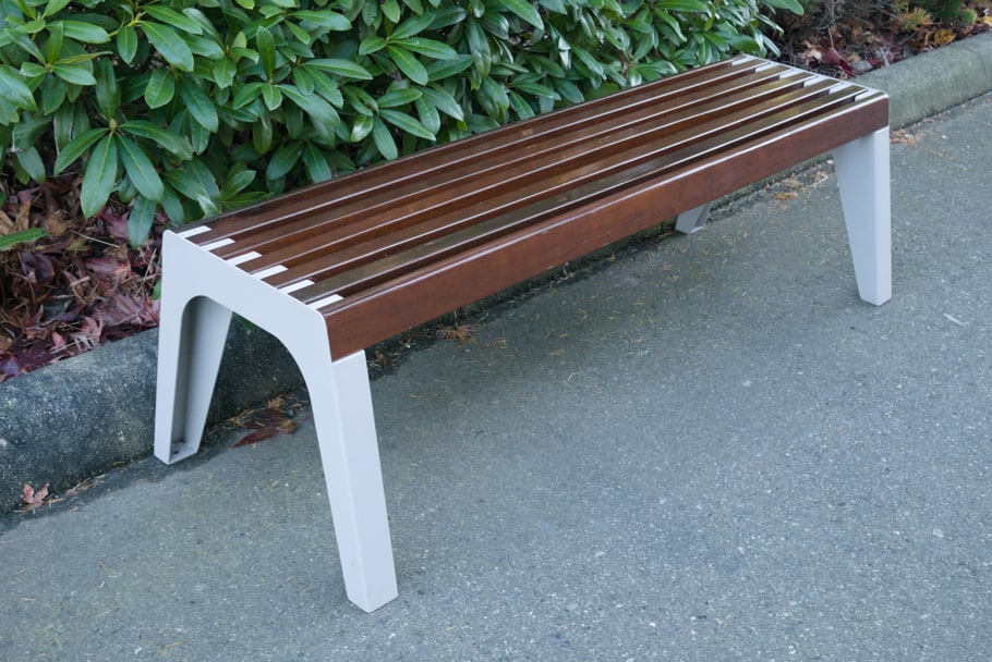 Un banc Cincinnati R-5501 près d’un espace vert.