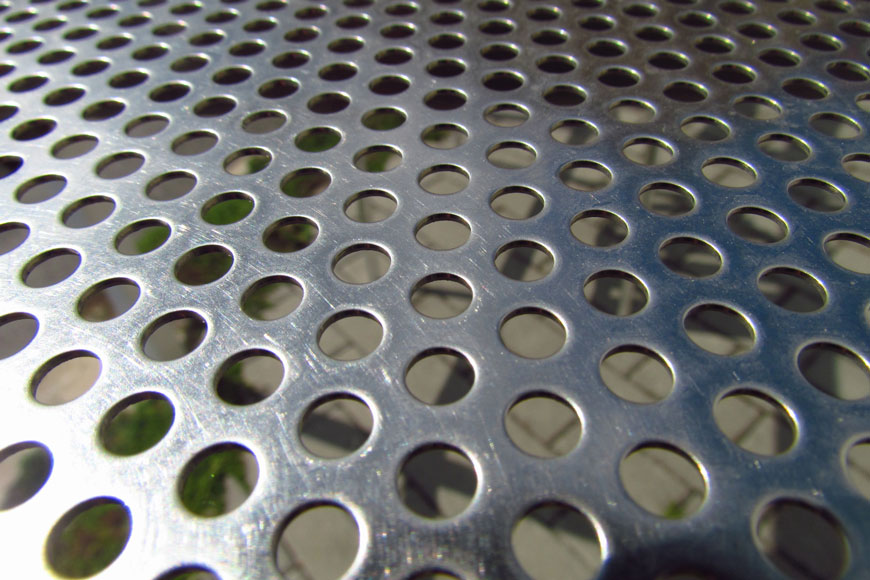 A hole-filled stainless plate can be used for vegetables