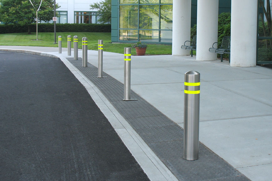 Revêtements de bollard en acier inoxydable avec des bandes réfléchissantes à l'extérieur d'un hôpital